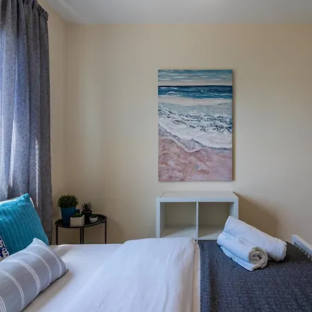 Sunny 2-br & Balcony In Mackenzie Larnaka