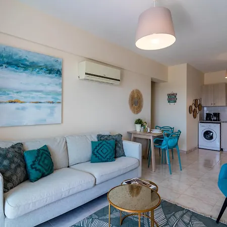 Sunny 2-br & Balcony In Mackenzie Larnaka