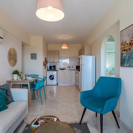 Sunny 2-br & Balcony In Mackenzie Larnaca