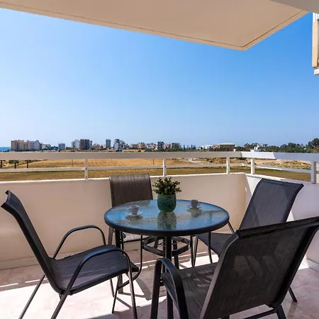 Appartamento Sunny 2-br & Balcony In Mackenzie Larnaca