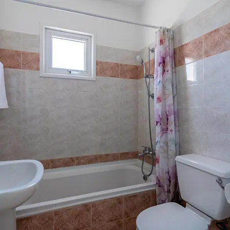 Sunny 2-br & Balcony In Mackenzie Appartamento Larnaca